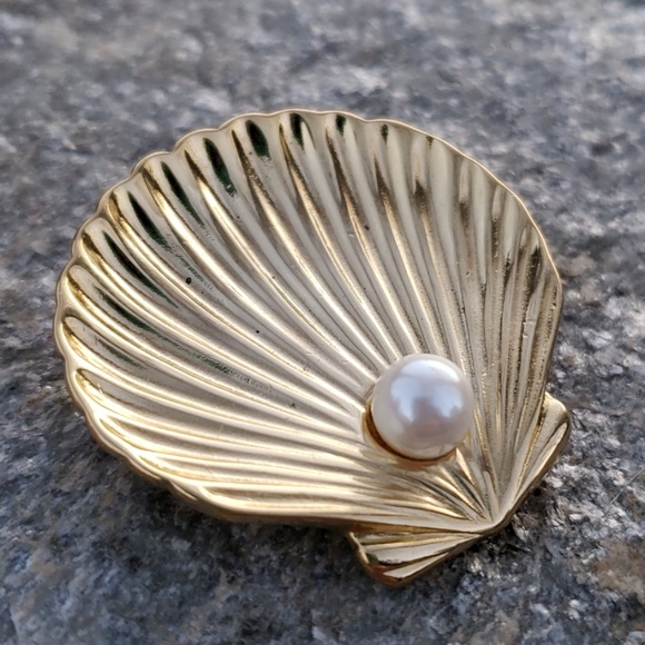 Trifari Jewelry - Vtg Trifari Figural Shell Faux Pearl Golden Brooch